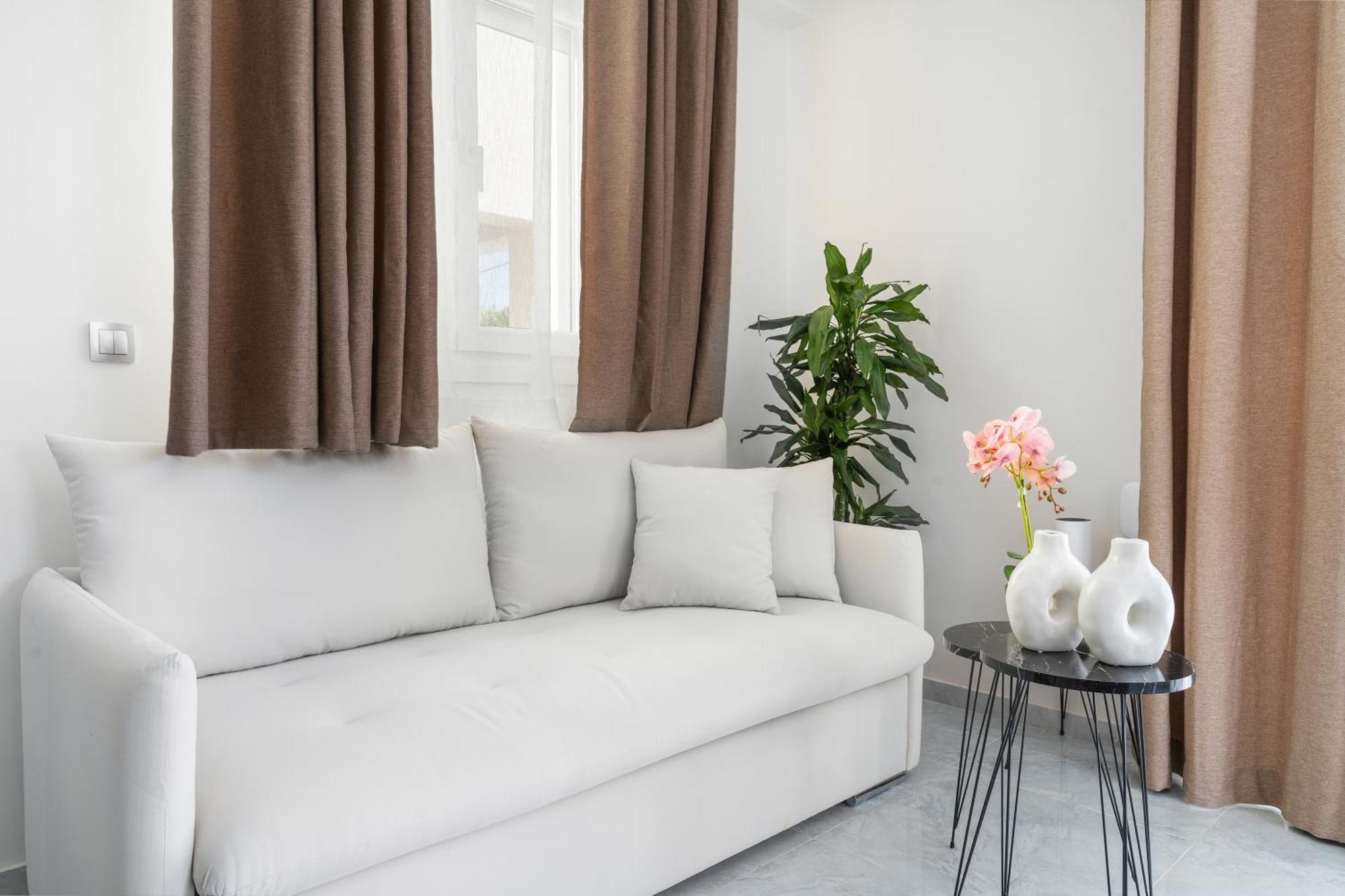 Miralis Apartments นิเกียนา ภายนอก รูปภาพ